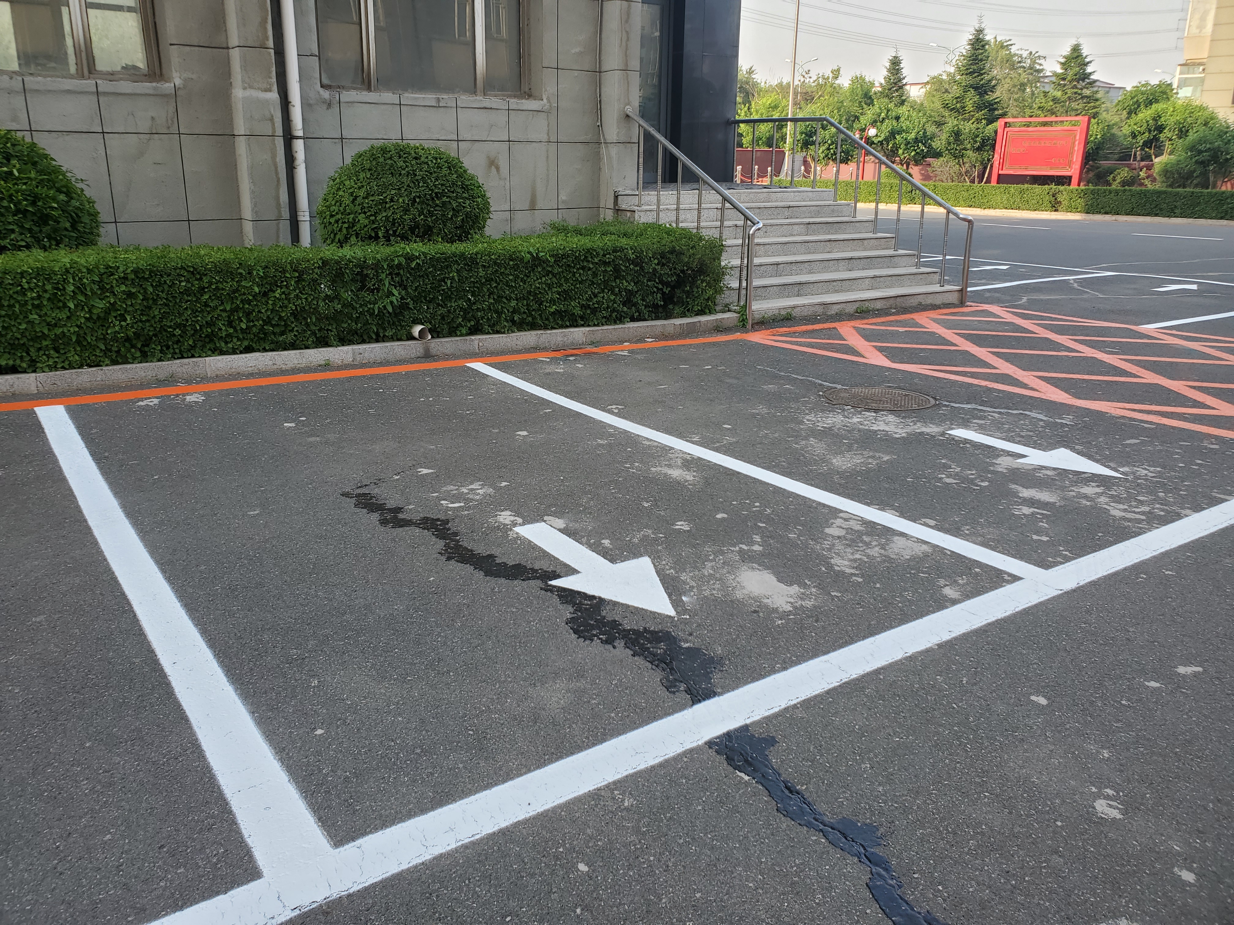 停車場(chǎng)標(biāo)識(shí)線施工、劃線標(biāo)準(zhǔn)以及車位劃線尺寸解析